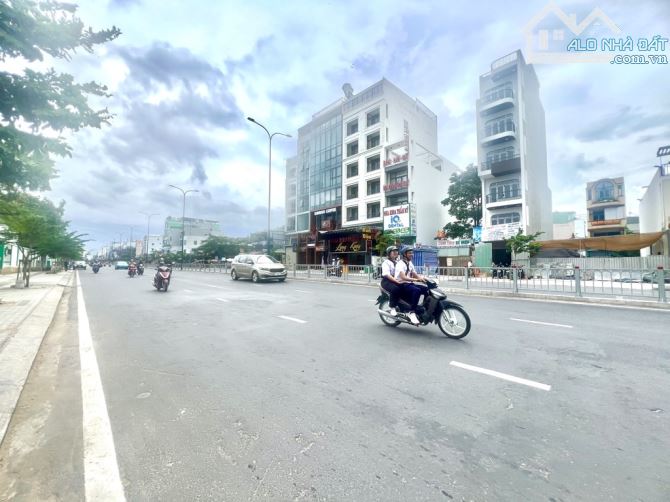 Căn hộ dịch vụ full nội thất cao cấp  12  phòng khép kín  130m2 - 7 Tầng -c ó thang máy  h - 4