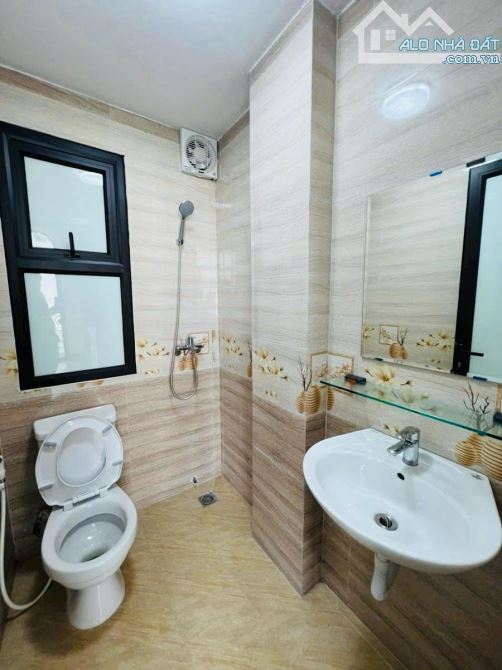 NHÀ ĐẸP PHỐ VĂN LA- PHÂN LÔ 7 TẦNG THANG MÁY - MẶT CHỢ - Ô TÔ TRÁNH VỈA HÈ - KINH DOANH Đ - 4