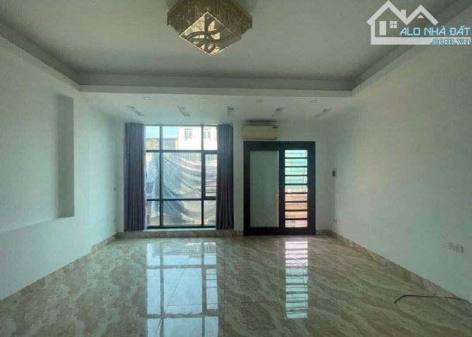 HOÀNG QUỐC VIỆT- NHÀ ĐẸP 35X6 TẦNG- ĐƯỜNG THÔNG- PHÂN LÔ Ô TÔ - 4
