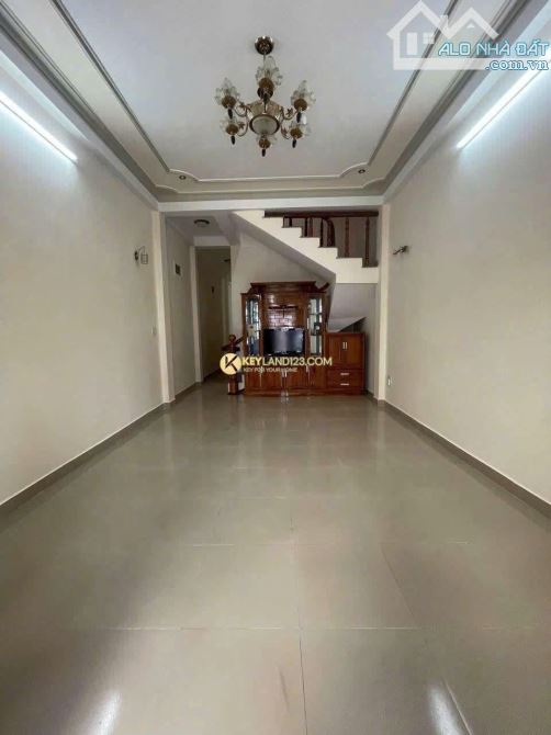 nhà ngộp dt: 97m2 Giá : 6,8 tỷ , trung tâm đà lạt , đường oto - 4