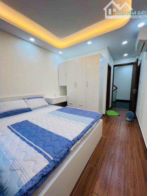 Chủ gấp bán giảm 600tr Nguyễn Đình Chiểu Q3. Giá 6tỷ5. DT 42m2, 4 tầng, 4PN, 3WC. Hẻm XH6M - 4