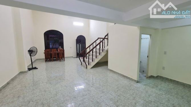 Bán nhà 3 tầng đường Nguyễn Thị Minh Khai cách biển Nha Trang 5 phút - 5