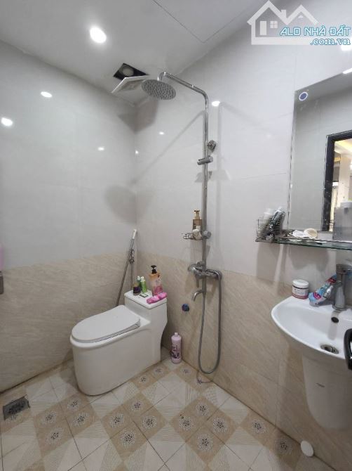 Bán nhà Việt Hưng, Long Biên  - dt 34m , 5 tầng , ô tô đỗ cổng , nhỉnh 6 tỷ - 5