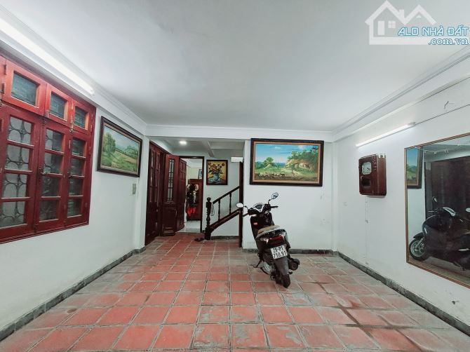 SIÊU HOA HẬU NGUYỄN KHANG CẦU GIẤY NHÀ RỘNG ĐẸP XÂY 5TẦNG GIÁ 31 TỶ - 6