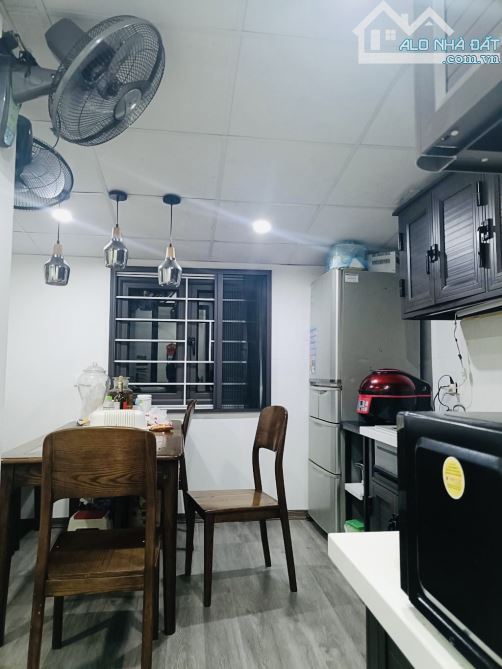 BÁN NHÀ TẬP THỂ KHU KIM ĐỒNG- GIẢI PHÓNG- SỔ TO 60M- DTSD 100M- 2 PN- 2 VS - 3 MẶT THOÁN - 6