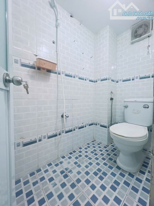 Cách 1 căn nhà ra mặt tiền xe hơi Q4  Ngang 3.5 dài 7 HƠN 2 TỶ - 7