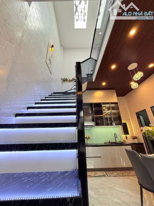 MƯA GIÓ NHƯ THẾ NÀY THÌ CHỈ CÓ CĂN NHÀ NÀY MỚI ẤM ÁP - 8