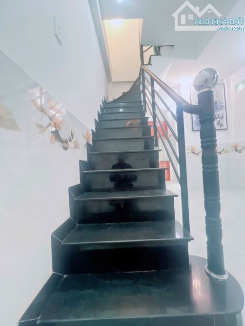 Cách 1 căn nhà ra mặt tiền xe hơi Q4  Ngang 3.5 dài 7 HƠN 2 TỶ - 8