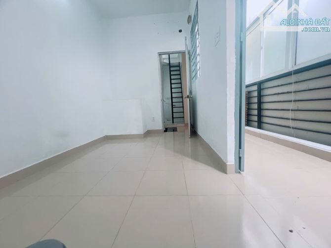 Cách 1 căn nhà ra mặt tiền xe hơi Q4  Ngang 3.5 dài 7 HƠN 2 TỶ - 9