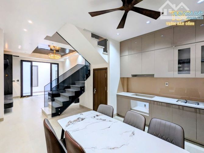 Nhà 4 tầng sau nhà mặt đường Thiên Lôi Aeon lô góc 2 mặt ngõ xây mới
