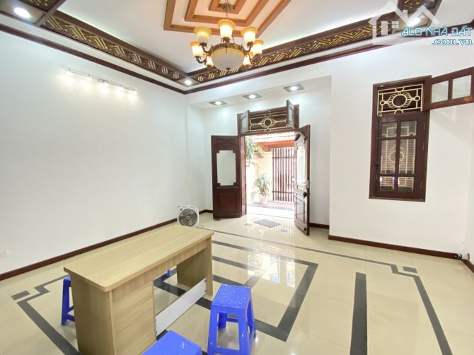 Cho thuê nhà Đội Cấn – Ba Đình DT 95m x 4 tầng, sân rộng, ôtô giá thuê 28tr/th