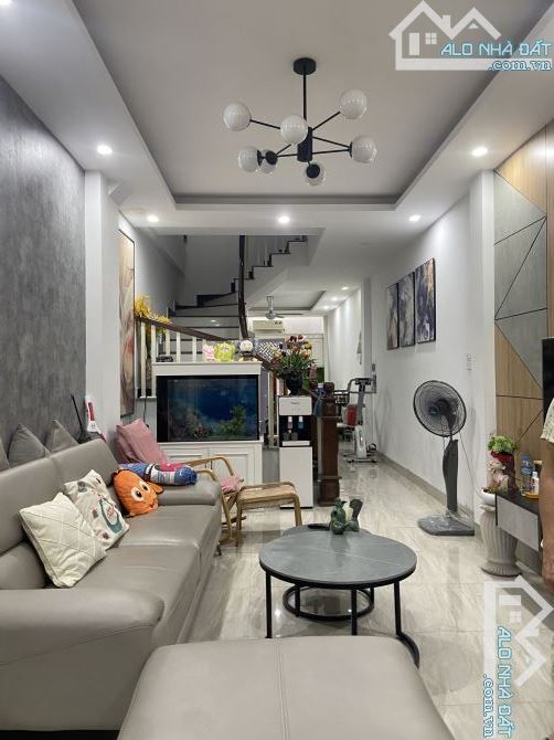 Cực Hiếm, Giá Siêu tốt nhà Bồ Đề 60 X4 tầng, vài bước ra Hồ, ô tô tránh gần