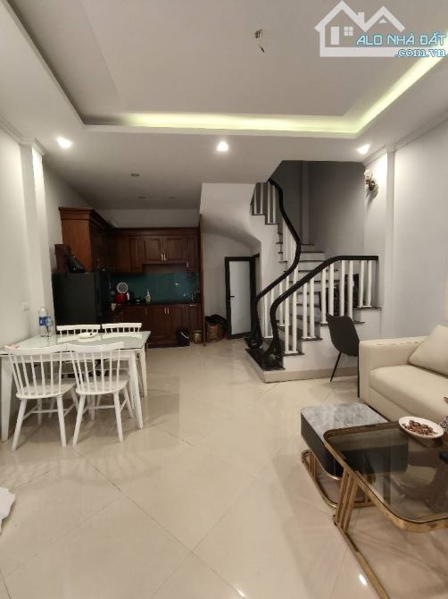 Chủ cần bán gấp nhà phố trung tâm phường việt hưng,ô tô đỗ cổng