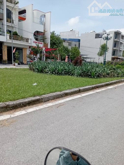 Cần bán lô đất đường Xuân Thuỷ, Bãi Viên, 90m, hướng Nam, ko vướng tủ điện, hố ga