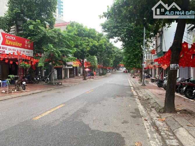NGỌC LÂM -BÁN ĐẤT TẶNG NHÀ 2 TẦNG- DÂN XÂY -  2 THOÁNG TRƯỚC SAU- MẶT TIỀN RỘNG- GIÁ 8 TỶ