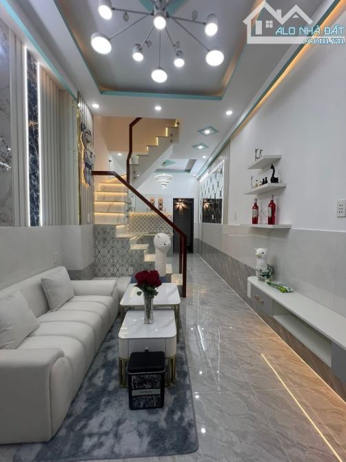 **Nhà đẹp 3 lầu full nội thất, Đào Tông Nguyên – Nhà Bè, xe hơi đậu trước cửa – chỉ 2.9 tỷ