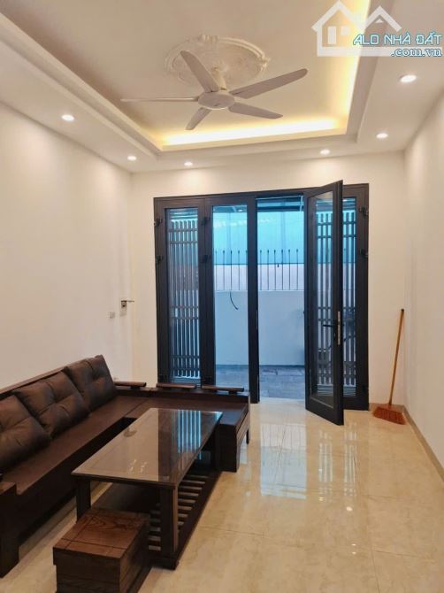 NHÀ MỚI FULL NỘI THẤT Phố Việt Hưng-Long Biên 38m2 5 tầng 6 tỷ1