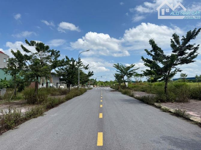 Bán lô đất dự án thân thượng yên phong nhìn hồ DT,100m, MT5m, Hướng Tây, Giá 2,56 tỷ