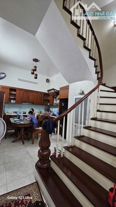BÁN GẤP NHÀ RIÊNG KINH DOANH - Ô TÔ ĐỖ - 2 MẶT THOÁNG ​Vị trí: Ngõ thông,