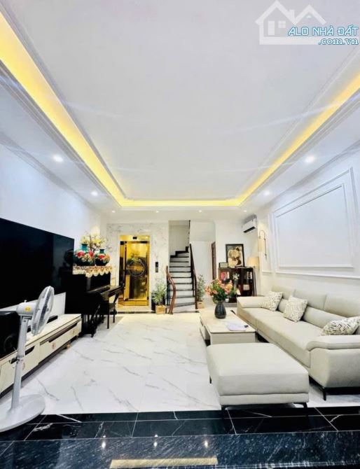 CHÍNH CHỦ PHẠM VĂN ĐỒNG_ CẦU GIẤY- DT 38M2, 6 TẦNG THANG MÁY , MT 4.5M - 40M RA Ô TÔ ĐỖ NG