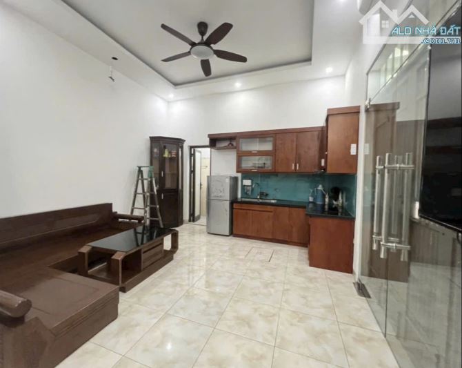 BÁN NHÀ THẠCH BÀN LONG BIÊN,NGAY CẦU VĨNH TUY,DT 32M*5TẦNG GIÁ 5,25TỶ