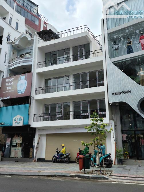 Bán Mặt tiền Trần Quang Khải Phường Tân Định Quận 1 , 9 x 15m , 4 tầng TM, 82 Tỷ