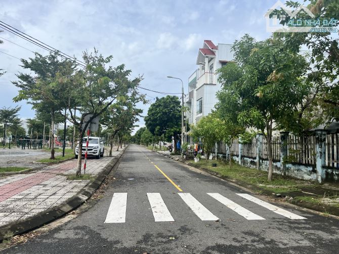 BÁN NHÀ 2 TẦNG ĐỐI DIỆN CÔNG VIÊN BÁ TÙNG GẦN VÕ CHÍ CÔNG, 100m2, NGANG 5m, GIÁ 5,8 TỶ