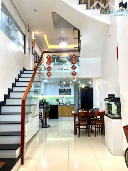 PHÂN LÔ QUÂN ĐỘI- OTO DỪNG TRƯỚC CỬA NHÀ-GIA CHỦ TỰ THIẾT KẾ ĐẸP&CHẮC CHẮN