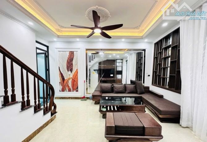Bán nhà Cổ Nhuế, 40m x 5 tầng, nội thất đẹp, ngõ thông ô tô, nở hậu, vượng khí