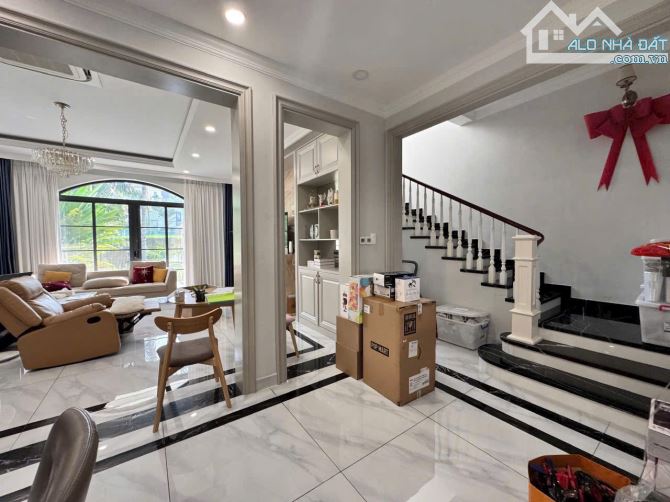 Gia Đình cần bán biệt thự Chateau vip nhất Phú Mỹ Hưng.