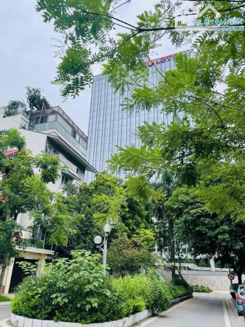 CC CẦN BÁN ĐẤT LẠC LONG QUÂN LÔ 05 D2 BIỆT THỰ VƯỜN ĐÀO 180m2, MẶT TIỀN 11M XÂY CAO 8 tầng