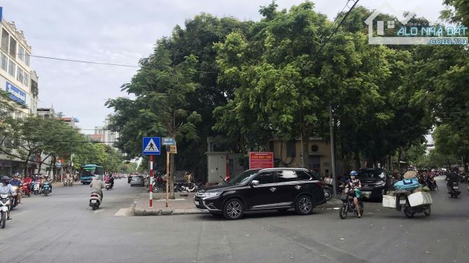 Nhà Xuân La, 62m2, 4 tầng, mặt tiền 6.5m, vỉa hè, ô tô vào nhà, nội thất xịn