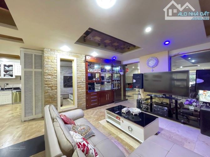 Bán nhà mặt đường Lê Thánh Tông, ngang 9m, dt 250m2, nhà 5 tầng 16 phòng có thang máy
