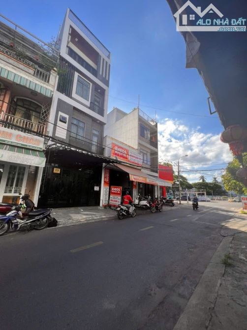 Nhà mặt tiền Thanh Huy với 5 phòng ngủ có dòng tiền ổn định