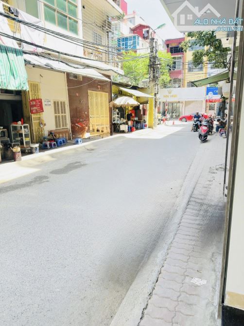 SIÊU PHẨM PHÂN LÔ Ô TÔ TRÁNH HOÀNG VĂN THÁI 40MX4T, Ở VÀ KINH DOANH.