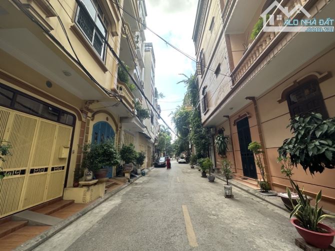 BÁN NHÀ VIỆT HƯNG - 31m-5 T - MỚi KOONG -NGÕ NÔNG - OTO CÁCH 20 M