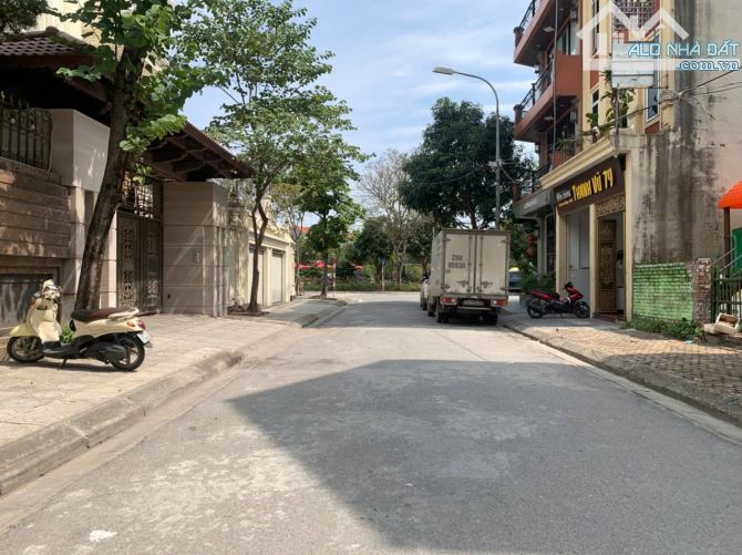 Bán mảnh đất tại Việt Hưng đường 3 ô tô tránh vỉa, hè, view công viên, giá tốt đầu tư