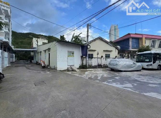 Bán Đất Tặng Nhà Lô Góc 2 Mặt Tiền Rộng 10M Cạnh Đường Dương Hiến Quyền  cách biển 300m