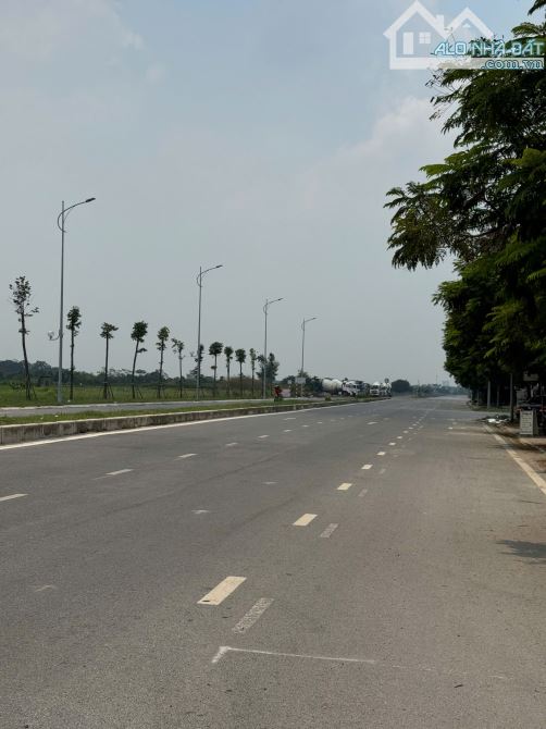 Siêu hót và hiếm !! Đất mặt phố giá bìa làng: 6 làn xe, vỉa hè 7m, kết nối trực tiếp QL3!!