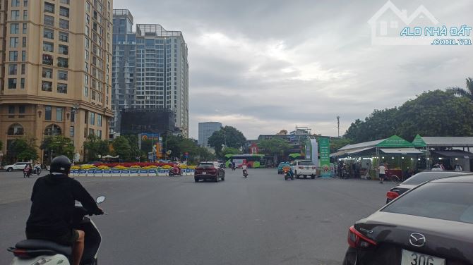 Đất mặt phố Lạc Long Quân 170m2 hai mặt tiền cách hồ 30m vỉa hè rộng 5m giá 71 tỷ