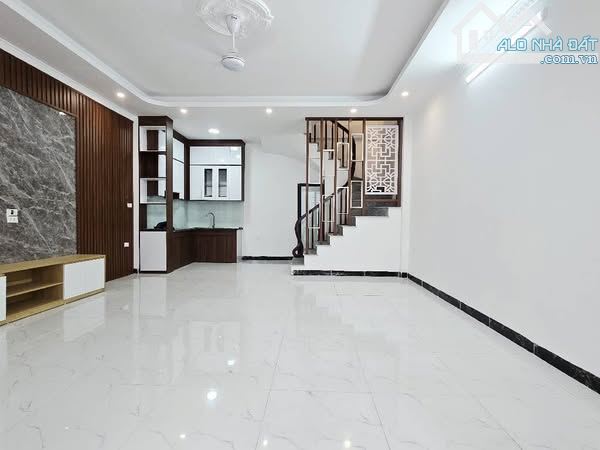 Lô góc 2 mặt thoáng - ô tô đỗ cửa - trước nhà thoáng rộng - Vài bước ra hồ