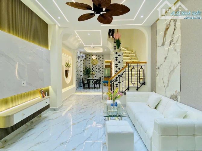 Siêu phẩm 2 tỷ 250 nhà 49m2 đường Hoàng Việt, P4, Tân Bình. Xây 3 tầng, sổ sẵn
