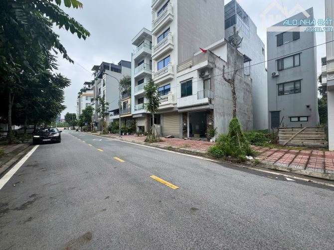 Hàng hiếm khu TĐC NGỌC THUỴ đường 15.5m view trường học, sử dụng 2 vỉa hè