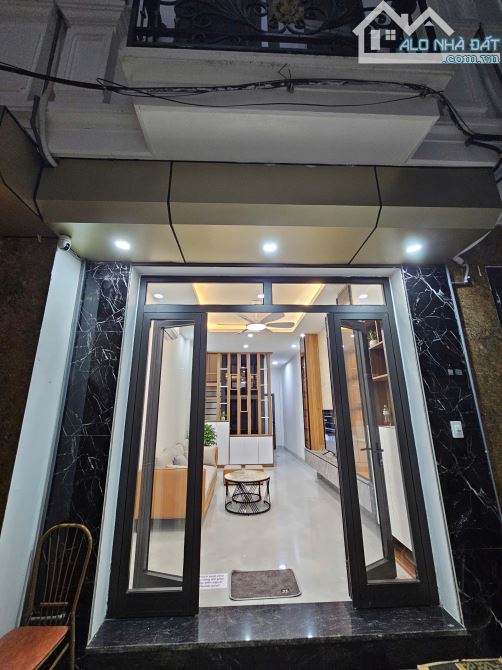 Cực hiếm! Nhà Đông Tác 5 tầng 33m2, thang máy, 5m ra ô tô