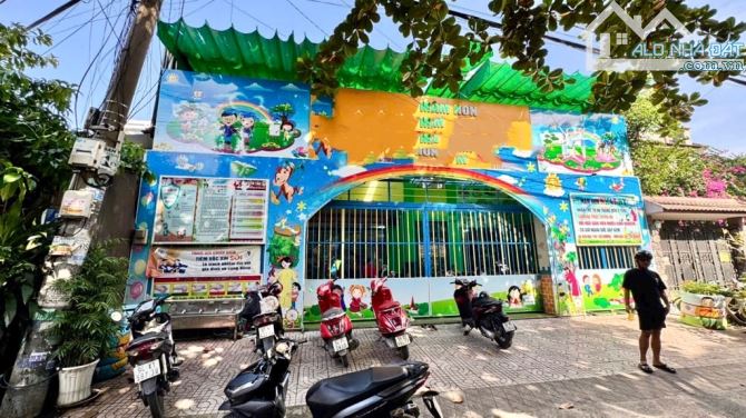 BIỆT THỰ SÂN VƯỜN - NGAY CHỢ – CẠNH NGÃ TƯ - DT 250M2 - 2 TẦNG - CÓ DÒNG TIỀN 35TR/THÁNG -