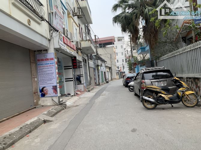 Bán lô góc mặt đường 565 Bát Khối, Cự Khối trục chính khu dân cư đông đúc kinh doanh tốt
