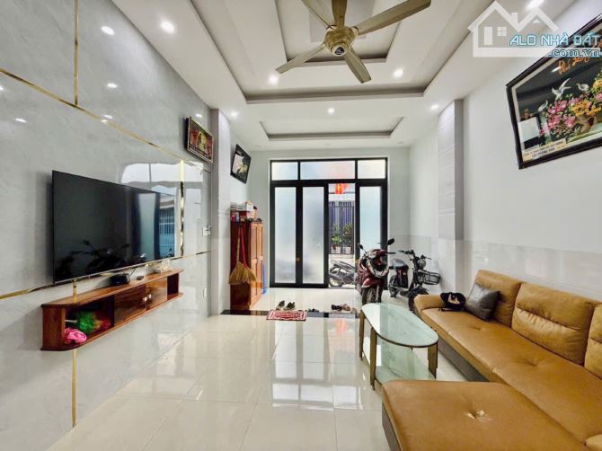 BÁN NHÀ NGAY NẰM TRONG CHỢ THẠNH XUÂN-Q12-60M2-1 TRÊT-1 LẦU-GIÁ 4,48 T-CÒN BỚT LỘC