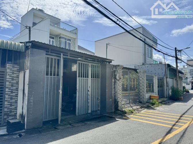 Bán nhà 240m2 1/ đường Song Hành. Gần chợ Hóc Môn. Giá hơn 6 tỷ.