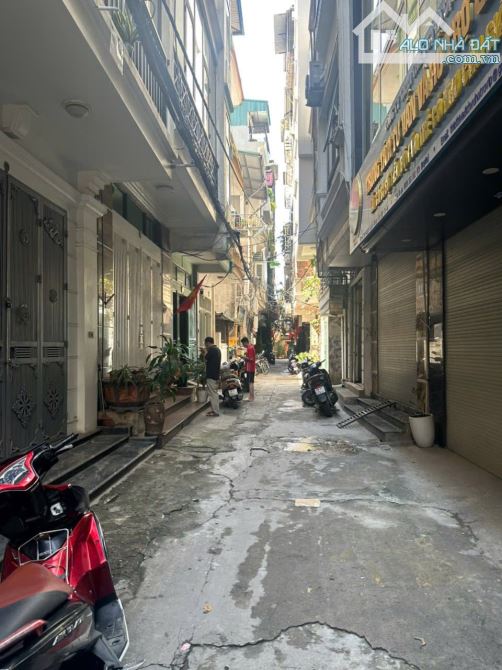Bán nhà Phân Lô đường Nguyễn Khang - Sổ 50m2 - 5 Tầng - MT 5,3m - Ngõ oto chạy.