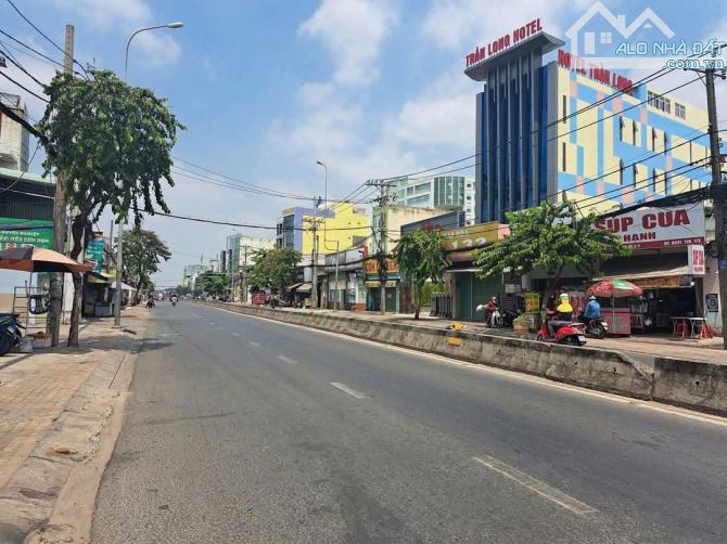 Bán đất 3 Mặt Tiền đường Hà Huy Giáp, Quận 12 - Ngay ngã tư ga - Gần Gò Vấp dt 269m2